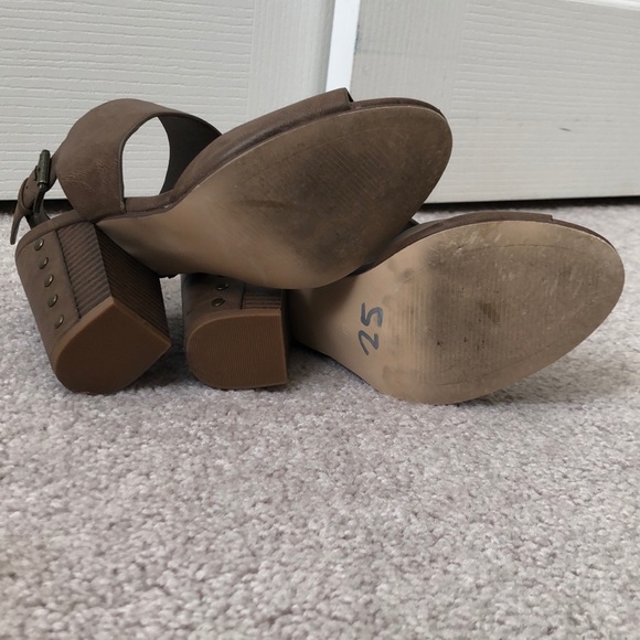 Block heels. - Picture 3 of 3